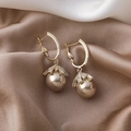 Primer plano de pendientes de perlas champán con aros dorados y circonitas brillantes - Champán