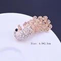 Eleganter Pfauen-Broschenstift mit rosa Strasssteinen in Goldlegierung, Größe 4,5 x 2,5 cm - Champagner
