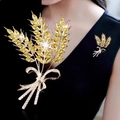 Broche épi de blé dorée avec cristaux étincelants et nœud sur une veste de costume - Style Épi de Blé Nœud Papillon (X12088)