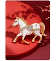 Detalle de broche de caballo en aleación dorada con esmalte blanco y diamantes de imitación - Blanco