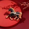 Exquisito broche de caballo con esmalte negro y cristales blancos en soporte rojo - Negro