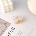 Detalle de pequeñas pinzas para el cabello en resina veteada crema con resorte dorado - Estilo Cereza