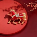 Broche de caballo de esmalte rojo con base dorada y diamantes de imitación blancos - Rojo