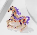 Squisita spilla a cavallo con smalto colorato e strass scintillanti su base oro - Viola