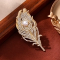 Exquisite Vintage Pfauenfedern-Brosche mit Goldmetall, Kristallen und Kunstperle - Gold