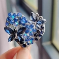 Spilla vintage a cuore con strass blu e dettagli farfalla su base argento - Blu