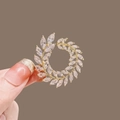 Exquisito broche de hoja de laurel dorado con circonitas corte marquesa para trajes - Guirnalda de Hojas Doradas (X0325)