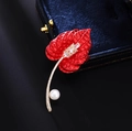 Elegante spilla anthurium rossa con cristalli e perla bianca su scatola di velluto - Rosso