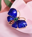 Detailopname van retro emaille vlinderbroche met blauwe vleugels en edelstenen - Blauw