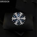 Eleganter Silberne Schneeflocken-Brosche mit dunkelblauen Schmucksteinen und Strasssteinen - Schneeflocke (Silber & Blau)