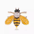 Goldene Insekten-Bienenbrosche mit gelben Emailleflügeln und glänzenden Diamantakzenten - Kleine Bienenform (X0074)