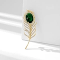 Eleganter Gold-Federbrosche mit smaragdgrünem Stein und funkelnder weißer Zirkonia-Pavé - Grün