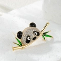 Broche panda et bambou exquise avec placage à l'or et incrustation de cristaux - Panda Bambou