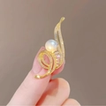Elegante gouden bladbroche met witte parel en glanzende kristallen voor dames - Goud