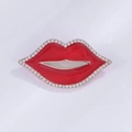 Mini rode lippen broche met fonkelende witte steentjes en rood emaille voor dames - Rood