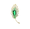 Dettaglio spilla a foglia dorata con gemma verde a goccia e zirconi brillanti - Stile pietra preziosa verde / Verde