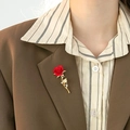 Elegante broche de rosa roja con tallo dorado y cristales en la solapa de un traje - Rosa Roja