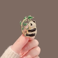 Elegante spilla a forma di panda e bambù con cristalli bianchi e smalto verde - Panda Che Tiene il Bambù (X30222)
