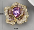 Dettaglio macro della spilla a camelia con cristalli viola, misura 3,8 cm x 4,0 cm - Viola