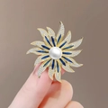Elegante zonnebloem broche met witte parel, blauw emaille en fonkelende kristallen - Zonnebloem Parel Brosche (X10245)