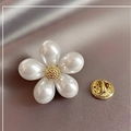 Elegante broche de flor de perlas con cinco pétalos blancos y centro dorado rugoso - Flor de cinco pétalos