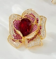 Elegante spilla a camelia in cristallo con pietra centrale rossa a pera e oro petali - Rosso