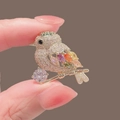 Eleganter Elster-Vogel-Anstecker aus Gold mit bunten Kristallen und Zirkonia auf Zweig - Bunter Vogel