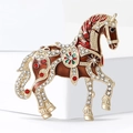 Lussuosa spilla a cavallo con placcatura in oro, smalto marrone e cristalli scintillanti - Marrone