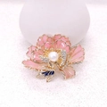 Elegante spilla a fiore di peonia in stile cinese con smalto rosa e perla centrale - Rosa