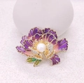 Dettaglio macro della spilla a forma di peonia in smalto con petali viola e perla centrale - Viola