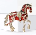 Dettaglio della spilla a cavallo in smalto rosso con strass brillanti e tocchi dorati - Rosso