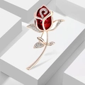 Elegante broche de rosa de cristal rojo con baño de oro y diamantes sobre fondo blanco - Rosa Roja (X103938)