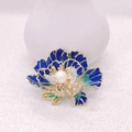 Dettaglio della spilla a peonia con petali in smalto blu, strass e perla sintetica - Blu