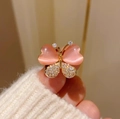 Detalle macro de anillo de mariposa con piedras de ojo de gato rosa y circonitas - Rosa