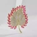 Elegante spilla a foglia d'acero con cristalli rosa e scintillanti zirconi bianchi su oro - Rosa Rossa