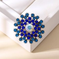 Exquisite Schneeflocken-Brosche mit blauen Strasssteinen und Kristall auf Bronzelegierung - Schneeflocken-Brosche / Blau