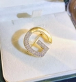 Macro di spilla a forma di G dorata con zirconi scintillanti in confezione regalo - Oro