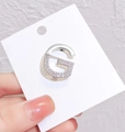 Dettaglio della spilla a lettera G argento con cristalli pavé e finitura lucida - Argento