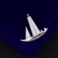 Dettaglio della spilla a barca a vela con cristalli pavé e finitura argentata - Argento