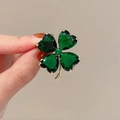 Spilla a quadrifoglio scintillante con cristalli verde smeraldo e base in metallo dorato - Quadrifoglio Portafortuna