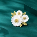Eleganter Gänseblümchen-Brosche mit Goldperlen und grünen Blättern auf Samt - Weißer Gänseblümchen-Stil (X30430)