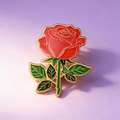 Elegante broche de esmalte de rosa roja con hojas verdes y borde de metal dorado - Rosa Roja