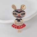 Broche de conejo creativo de aleación dorada con gema marrón y falda de pedrería - Rojo