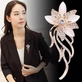 Spilla a fiore elegante con opali, nappe dorate e zirconi per giacche da donna eleganti - Stile con Nappa Floreale