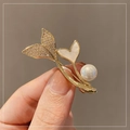 Elegant fishtail pearl brooch with sparkling rhinestones in a refined gold-plated finish - Fishtail Artificial Pearl Brooch / Gold