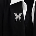 Broche de mariposa en metal líquido plateado con diseño calado en chaqueta negra - Plateado