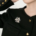 Spilla a farfalla elegante con perle e strass su una giacca di tweed nero - Spilla Farfalla Perla (X0517)