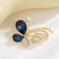 Lussuosa spilla a farfalla dorata con cristalli blu profondo e zirconi bianchi micro - Blu