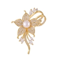 Detalle de broche floral con perla central y cristales en pétalos dorados - Dorado