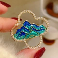 Exquisite Wolken-Brosche mit blauem Emaille-Gebirge und vergoldetem Zirkonia-Besatz - Chinesischer Stil Glückswolke Landschaft